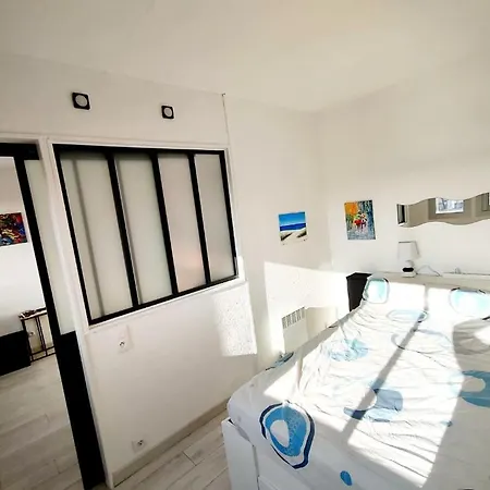 Sur Le Port Apartment *